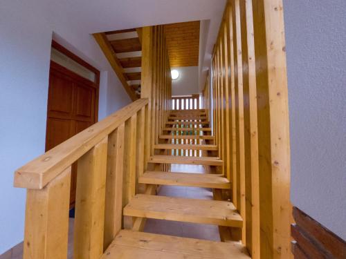 a wooden staircase leading up to a house at Kun Pista Vendégház in Vértesboglár