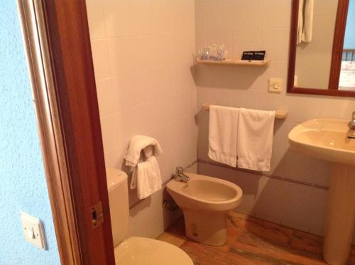 łazienka z toaletą i umywalką w obiekcie Hostal Los Amigos w mieście Olivenza