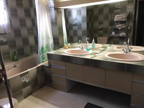 Un baño con dos lavabos y una bañera. en Bora, en Béziers