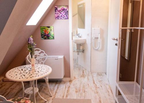 Koupelna v ubytování Historia Hotel