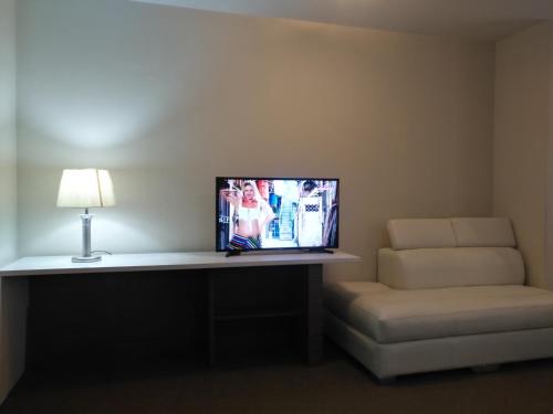 Телевизор и/или развлекательный центр в Hostal Costa De Marfil Suites & Apartamentos