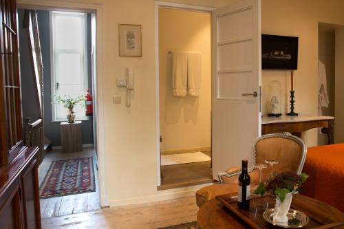 - un salon avec une table et un miroir dans l'établissement TWO ROOMS IN BRUGES, à Bruges