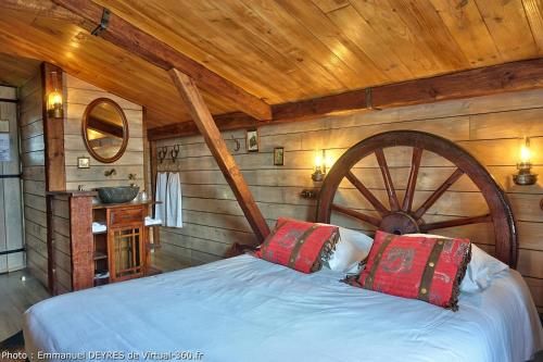 ルドンにあるQueen Serenity Hotelの木製の天井のベッドルーム1室(大型ベッド1台付)