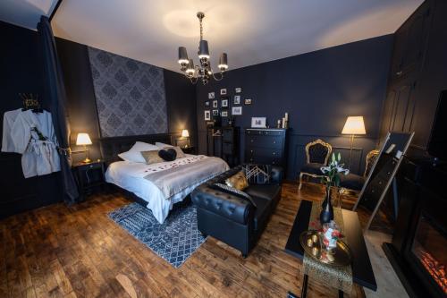 sypialnia z łóżkiem i kanapą w obiekcie Urban Spa Romantique Chic w Troyes