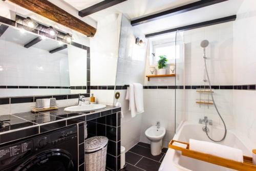 uma casa de banho com um lavatório, uma banheira e um WC. em CMG Rex - Bonne Nouvelle IV em Paris