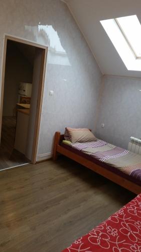 a bedroom with a bed in a room with a window at Pokoje Gościnne "U Karola" Pracownicze in Ścinawa
