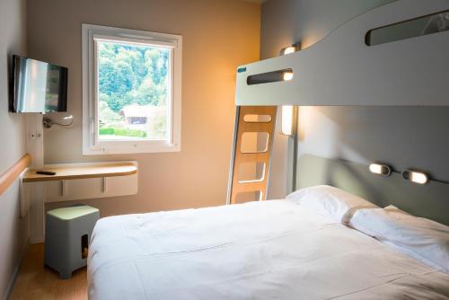 Postel nebo postele na pokoji v ubytování Ibis Budget Sallanches