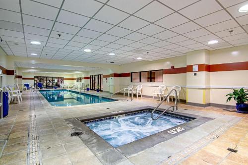 The swimming pool at or close to Quality Inn Portsmouth