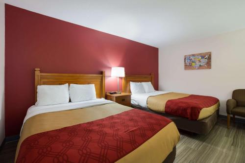 Ein Bett oder Betten in einem Zimmer der Unterkunft Econo Lodge Inn & Suites Escanaba North