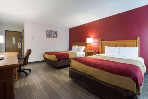 Ein Bett oder Betten in einem Zimmer der Unterkunft Econo Lodge Inn & Suites Escanaba North