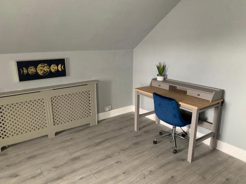 an office with a desk and a blue chair at The Clachan Flat in Rosneath