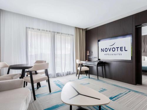 Ruang duduk di Novotel Convention And Spa