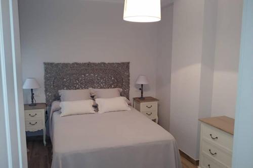 1 dormitorio con 1 cama blanca grande y 2 mesitas de noche en Nuevo y centrico, Santa Marina, en Córdoba