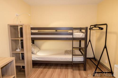 Tempat tidur susun dalam kamar di Les gîtes du Broukay - Hirondelle