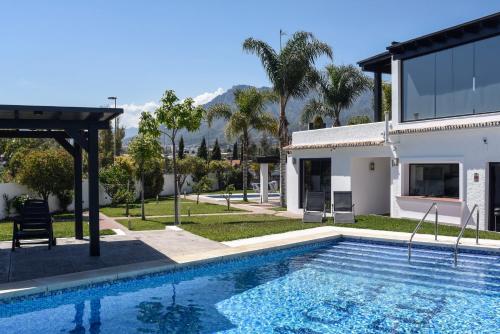 uma villa com uma piscina e uma casa em VillaCasa Marbella em Marbella