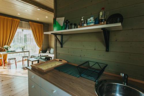 Kuchyň nebo kuchyňský kout v ubytování Kempings Kalnavoti
