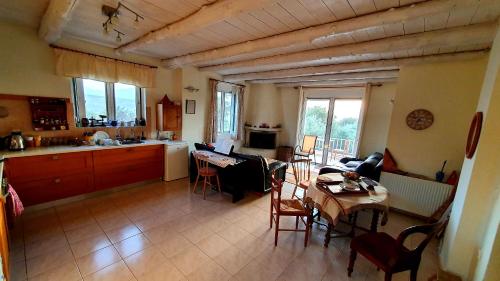 eine Küche und ein Wohnzimmer mit einem Tisch und Stühlen in der Unterkunft Alpha House in Plaka