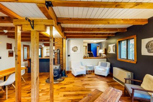 ein Wohnzimmer mit Holzdecken und Holzböden in der Unterkunft Birch Hollow Cottage in Warren