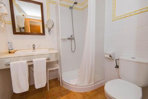 łazienka z prysznicem, umywalką i toaletą w obiekcie Bell Port Hotel w Cala Ratjada
