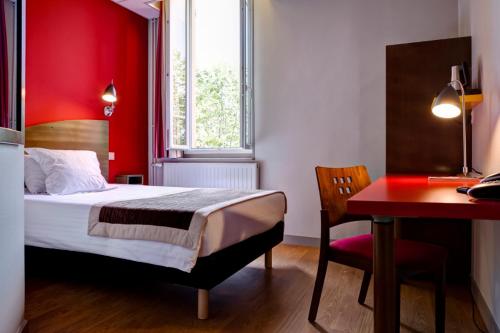 1 dormitorio con 1 cama y escritorio con ordenador en Domaine Lyon Saint Joseph en Sainte-Foy-lès-Lyon