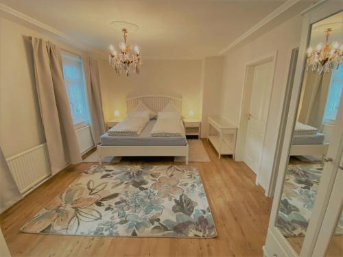 1 dormitorio con cama y alfombra en Ferienwohnung Giacomelli 4 en Rottach-Egern