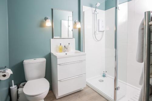 e bagno con servizi igienici bianchi e doccia. di 50 London Road - By Luxury Apartments a Cheltenham