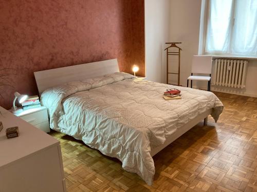 een slaapkamer met een groot bed in een kamer bij Casa I Tre by Holiday World in Cuneo