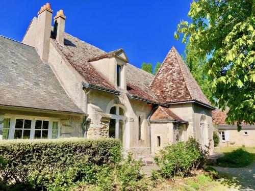 uma antiga casa de pedra com um telhado em Domaine de l'Augeonnière em Villandry