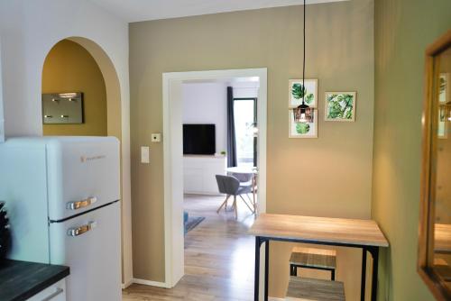 eine Küche mit einem Kühlschrank und einem Esszimmer in der Unterkunft Seven in Koblenz