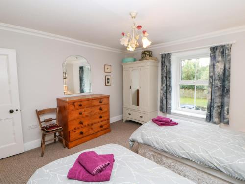 A bed or beds in a room at Hawthorne Cottage