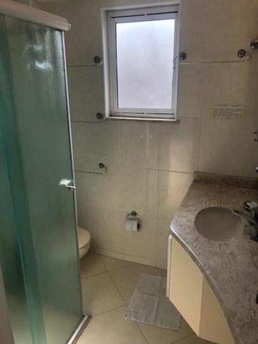 een badkamer met een douche, een wastafel en een toilet bij Rua Dr Diogo de Faria, 671 apto 91 in Sao Paulo