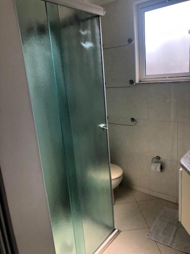 y baño con ducha de cristal y aseo. en Rua Dr Diogo de Faria, 671 apto 91, en São Paulo