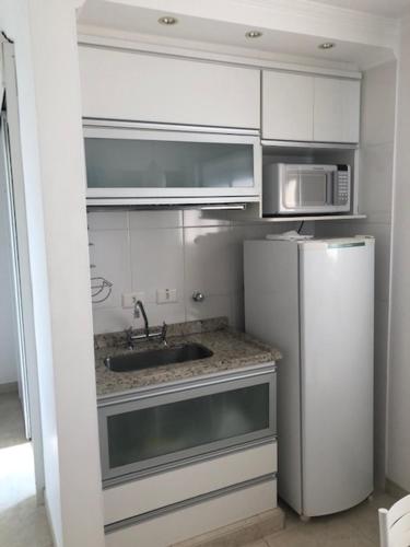 een keuken met een wastafel, een koelkast en een magnetron bij Rua Dr Diogo de Faria, 671 apto 91 in Sao Paulo