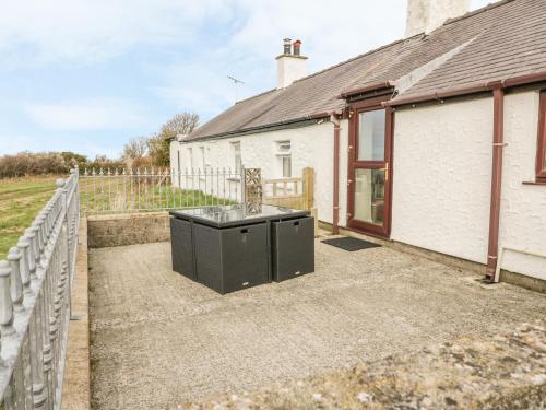 an image of a house with a garden at Bwthyn in Moelfre
