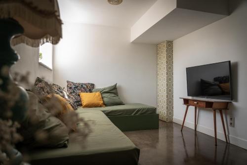 a living room with a couch and a television at Gieters Gruttertje, Vintage stay in the village centre in Giethoorn