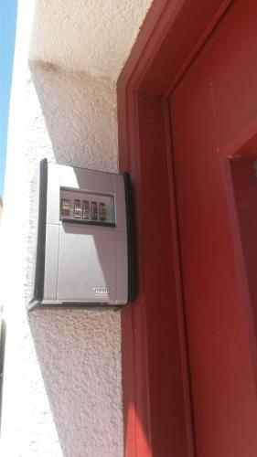 a door sensor on the side of a wall at Aurora Papas in Provesende