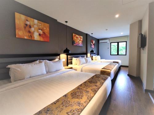 Postel nebo postele na pokoji v ubytování Apple Suites Hotel