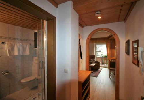 Bathroom sa Alpenflair Ferienwohnungen Gästehaus Tepferdt
