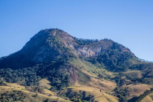 Ein allgemeiner Bergblick oder ein Berglick von der Lodge aus