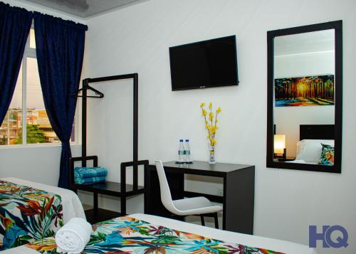 a hotel room with a desk and a mirror at HOTEL QUILICHAO in Santander de Quilichao