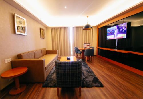 TV a/nebo společenská místnost v ubytování Bravia Hotel Niamey