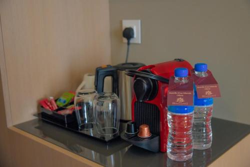 Příslušenství pro přípravu čaje a kávy v ubytování Bravia Hotel Niamey