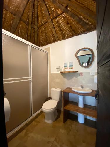 a bathroom with a toilet and a sink at Quetzal Dorado Eco-Lodge in El Zaino