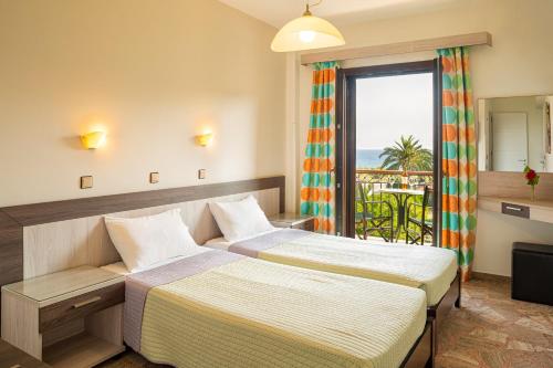 コッカリにあるStella Bay Roomsの海の景色を望む客室で、ベッド2台が備わります。