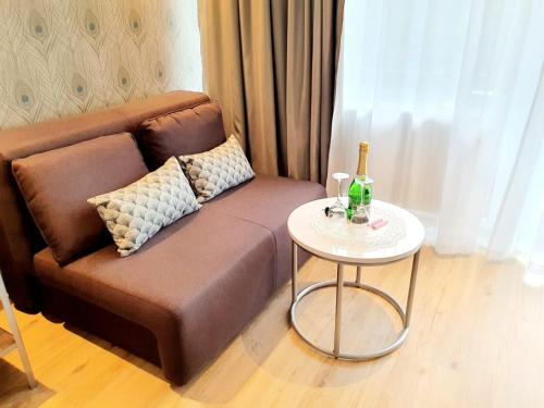 ein braunes Sofa mit einem Tisch im Wohnzimmer in der Unterkunft Haus am See Luxury HS 948 in Hahnenklee-Bockswiese