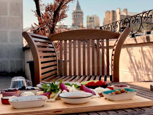 un tavolo con ciotole di cibo in cima a un balcone di Selvese Suites, Serviced Living in Galata a Istanbul