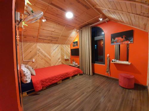 Postel nebo postele na pokoji v ubytování Lightning House 2