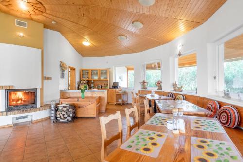 Un lugar para sentarse en Farma Slunečný Dvůr apartmány a family stany střecha pod střechou