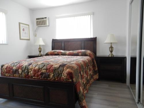 a bedroom with a bed and two lamps and a window at Shell Motel Hollywood in Hollywood
