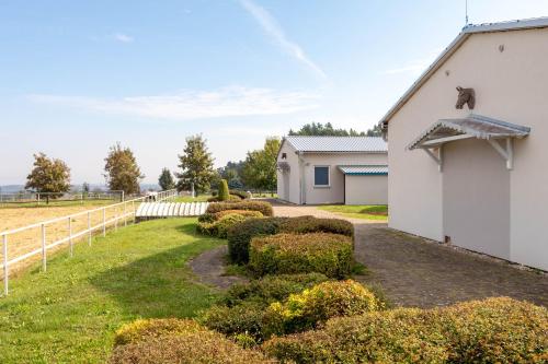 Un jardín fuera de Farma Slunečný Dvůr apartmány a family stany střecha pod střechou